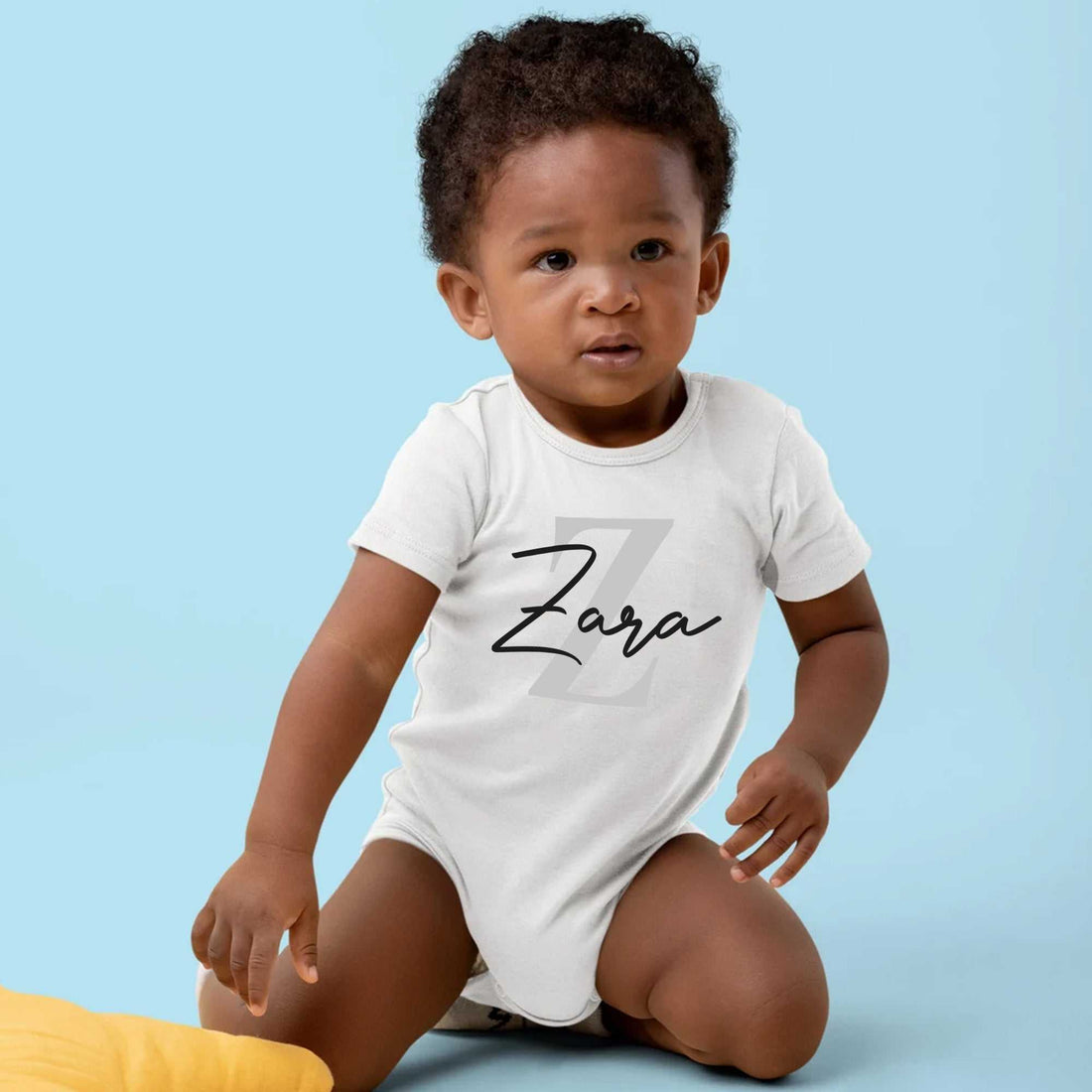 Mameluco de bebé personalizado® con nombre y monograma - Mameluco de bebé para anuncio de embarazo®, Mameluco con nombre de bebé®, Camiseta personalizada para bebé niña