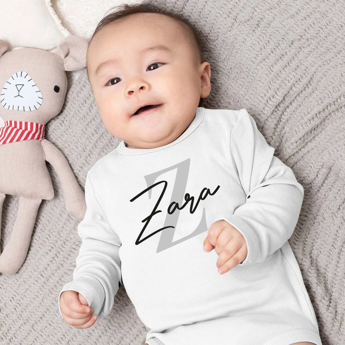 Mameluco de bebé personalizado® con nombre y monograma - Mameluco de bebé para anuncio de embarazo®, Mameluco con nombre de bebé®, Camiseta personalizada para bebé niña