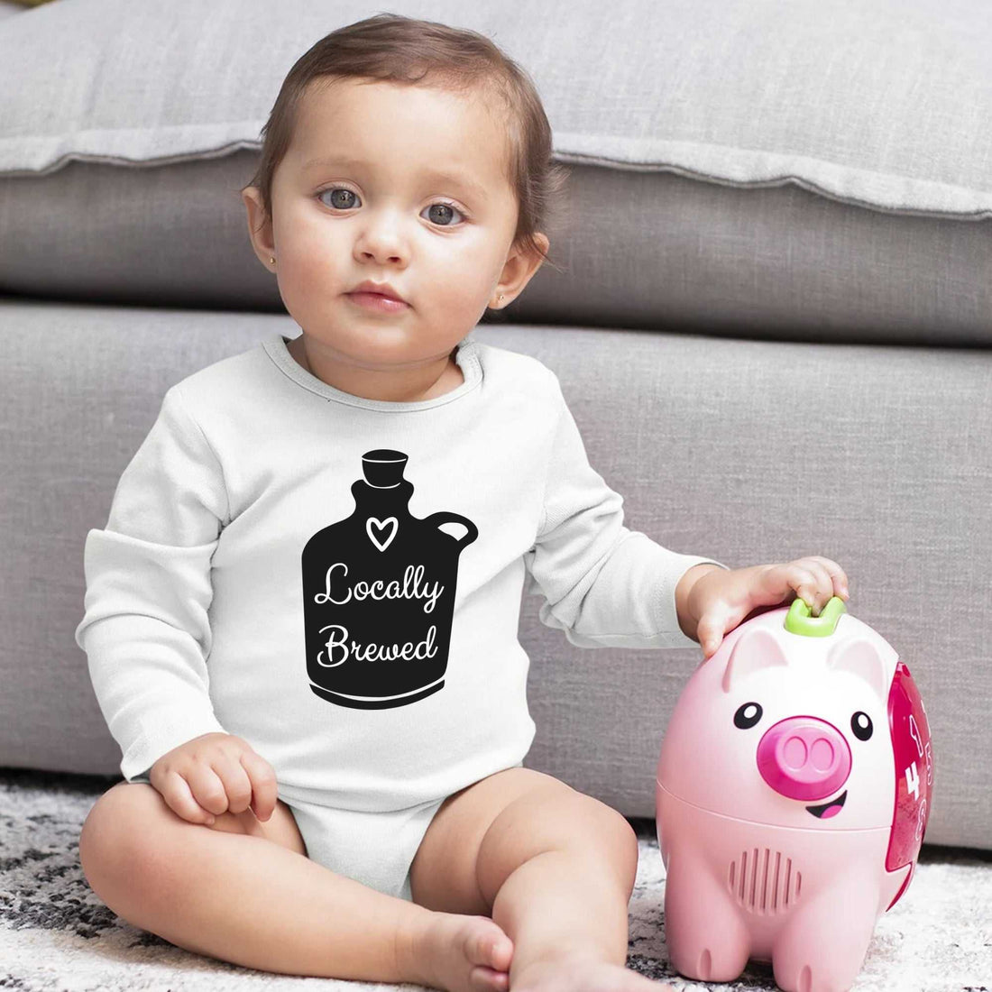 Mameluco con diseño "Locally Brewed"®, Mameluco para anuncio de embarazo, Mameluco con nombre de bebé, Camiseta personalizada para bebé niña