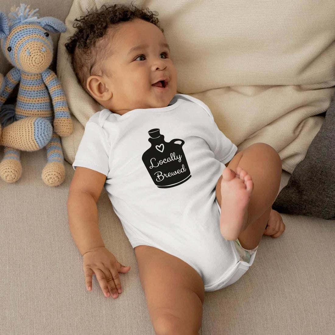 Mameluco con diseño "Locally Brewed"®, Mameluco para anuncio de embarazo, Mameluco con nombre de bebé, Camiseta personalizada para bebé niña