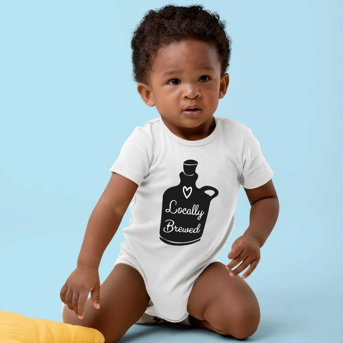 Mameluco con diseño "Locally Brewed"®, Mameluco para anuncio de embarazo, Mameluco con nombre de bebé, Camiseta personalizada para bebé niña