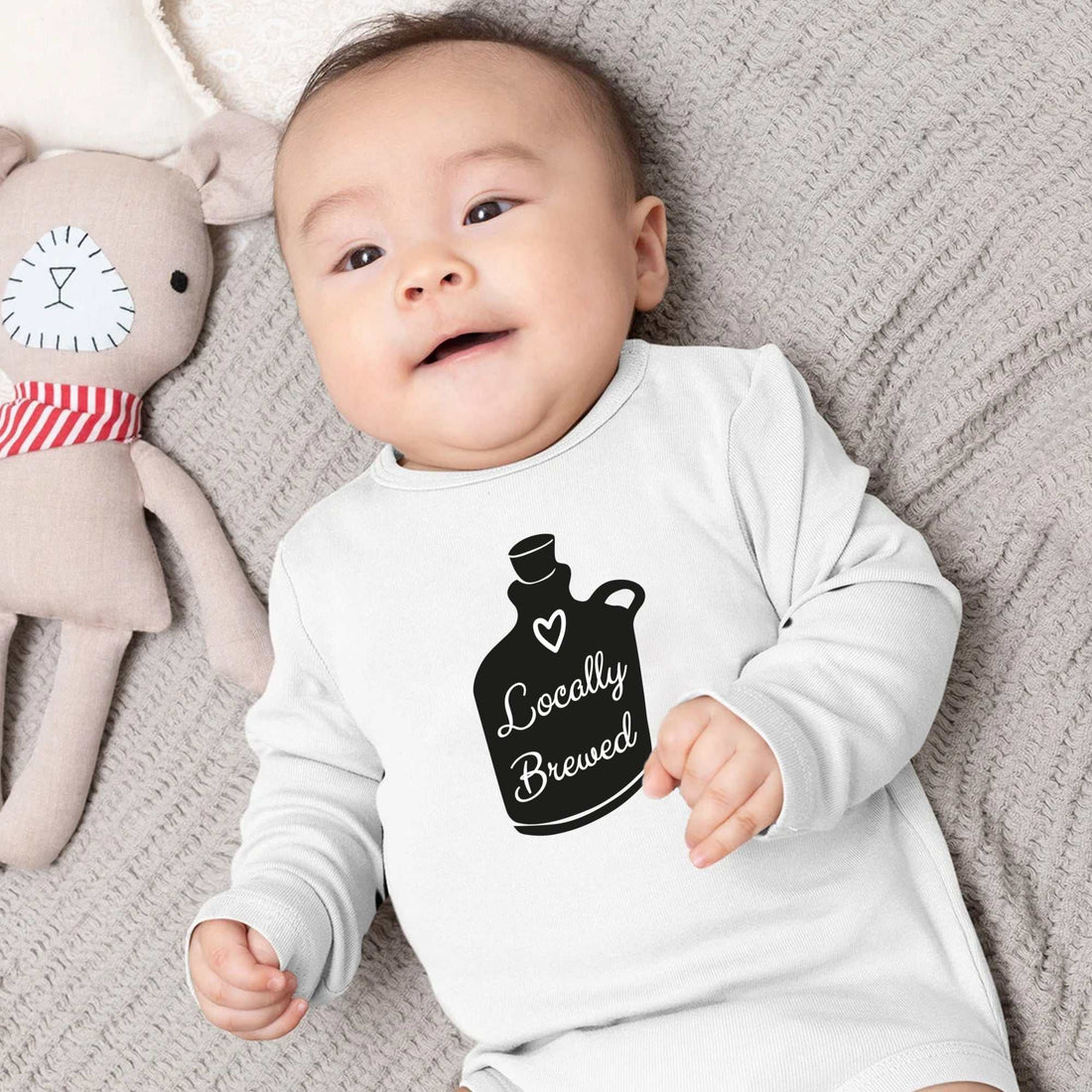 Mameluco con diseño "Locally Brewed"®, Mameluco para anuncio de embarazo, Mameluco con nombre de bebé, Camiseta personalizada para bebé niña