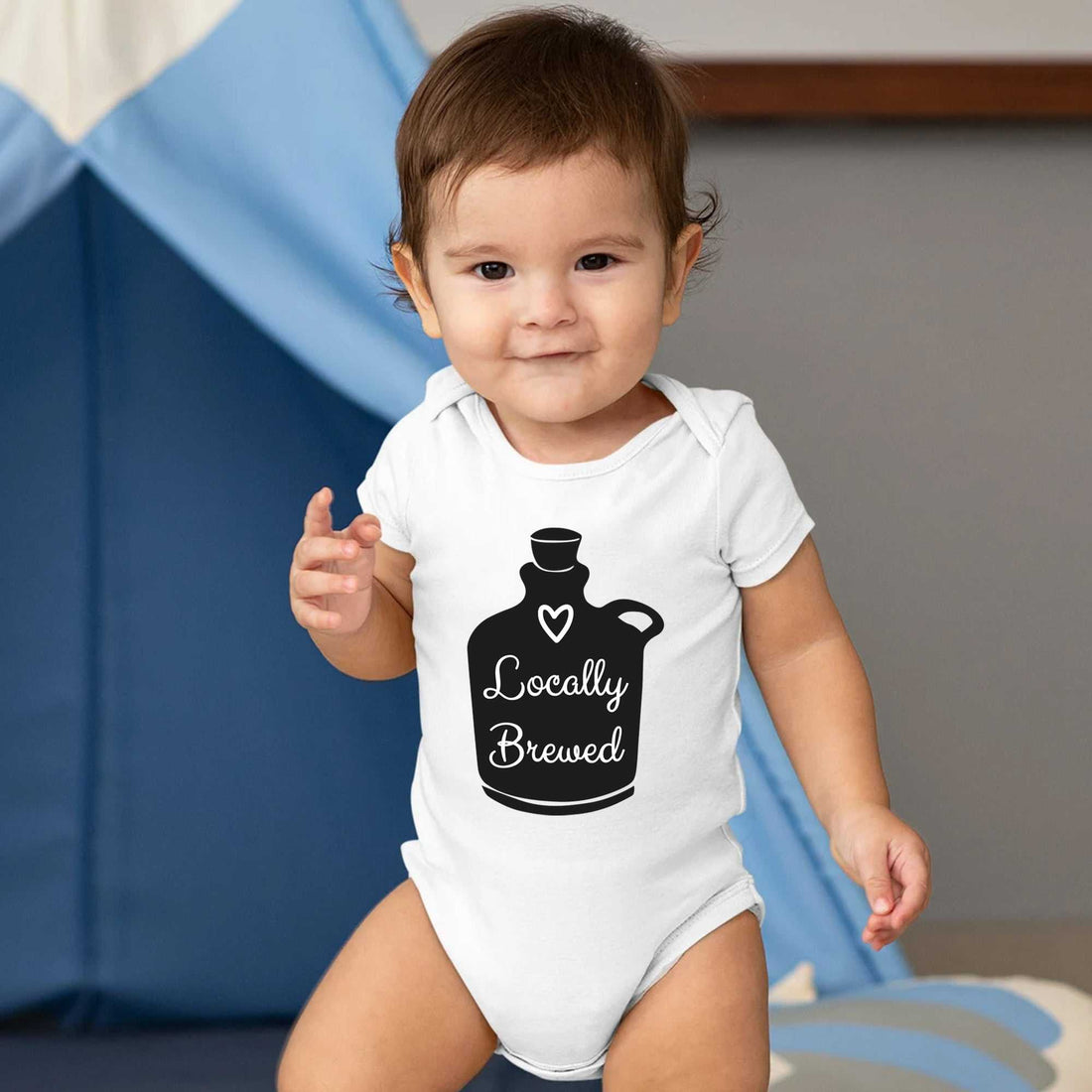 Mameluco con diseño "Locally Brewed"®, Mameluco para anuncio de embarazo, Mameluco con nombre de bebé, Camiseta personalizada para bebé niña