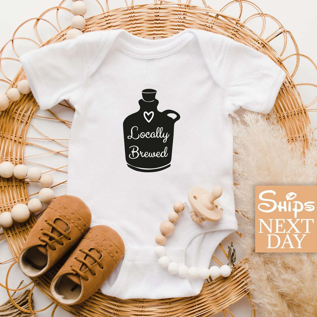 Mameluco con diseño "Locally Brewed"®, Mameluco para anuncio de embarazo, Mameluco con nombre de bebé, Camiseta personalizada para bebé niña