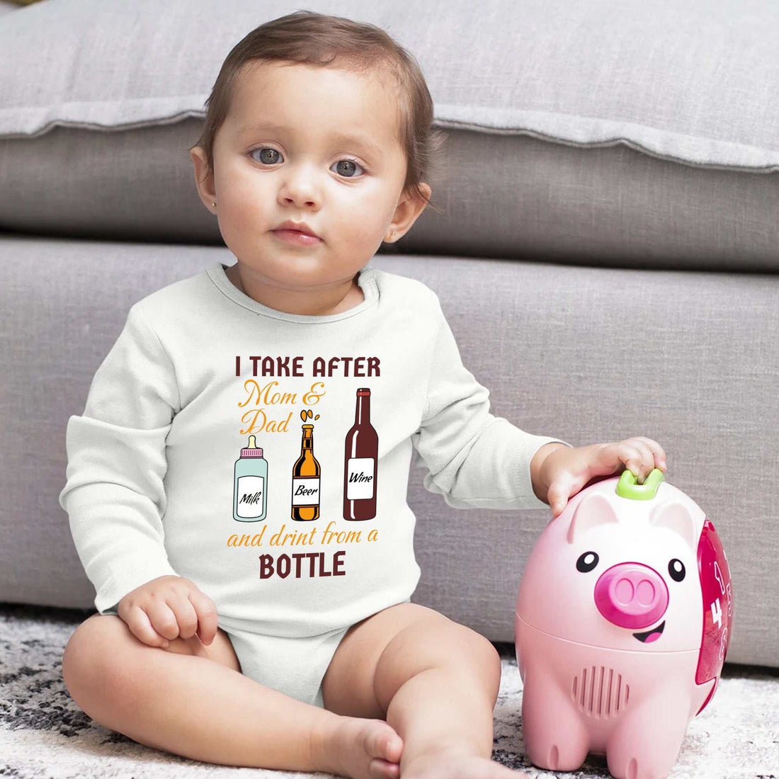 Mamá y Papá Bebiendo, Divertido Body de Bebé, Body de Bebé Anuncio de Embarazo, Body de Bebé con Nombre, Camiseta Personalizada para Niña