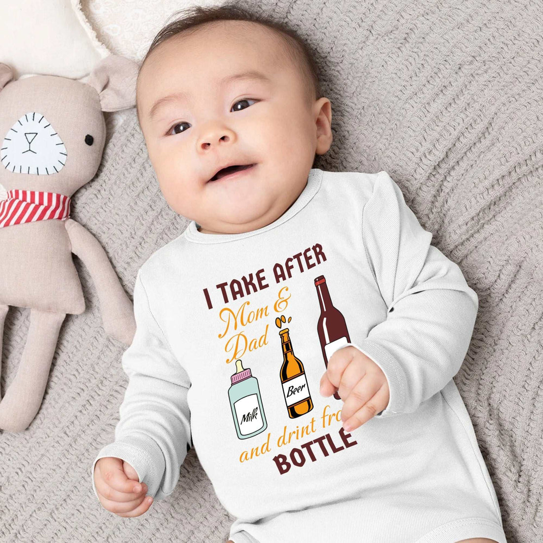 Mamá y Papá Bebiendo, Divertido Body de Bebé, Body de Bebé Anuncio de Embarazo, Body de Bebé con Nombre, Camiseta Personalizada para Niña