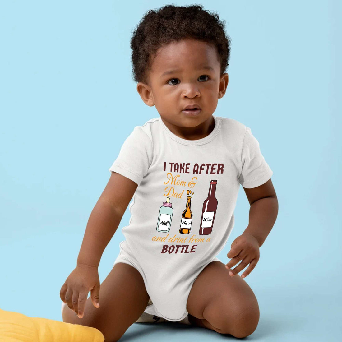 Mamá y Papá Bebiendo, Divertido Body de Bebé, Body de Bebé Anuncio de Embarazo, Body de Bebé con Nombre, Camiseta Personalizada para Niña