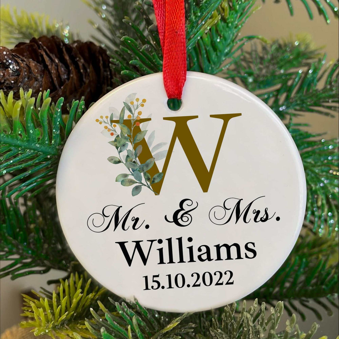 Adorno de aniversario para Mr. & Mrs. | Regalo personalizado para la primera Navidad de casados con nombres y fecha – Recuerdo de cerámica personalizado