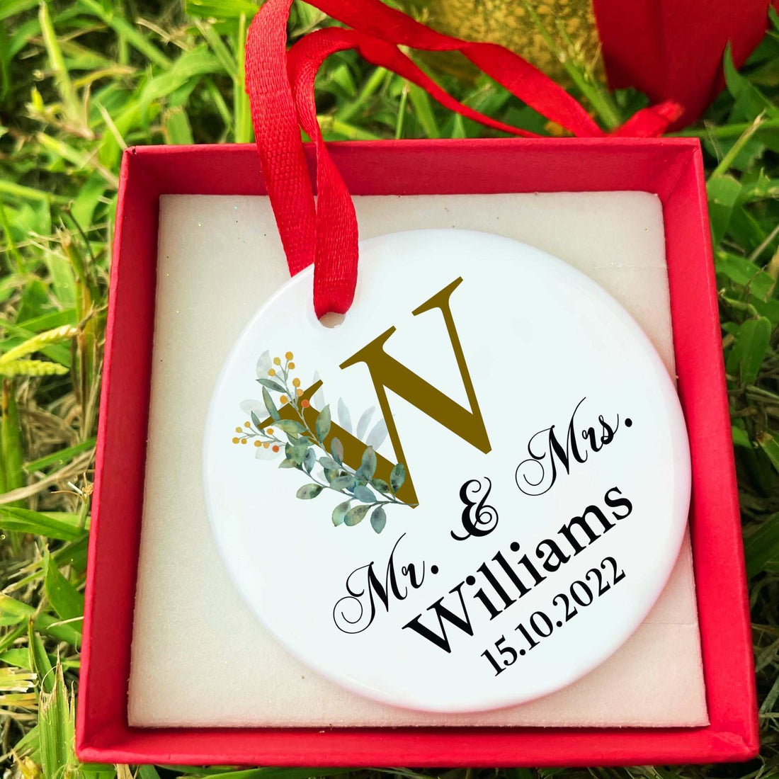 Adorno de aniversario para Mr. & Mrs. | Regalo personalizado para la primera Navidad de casados con nombres y fecha – Recuerdo de cerámica personalizado