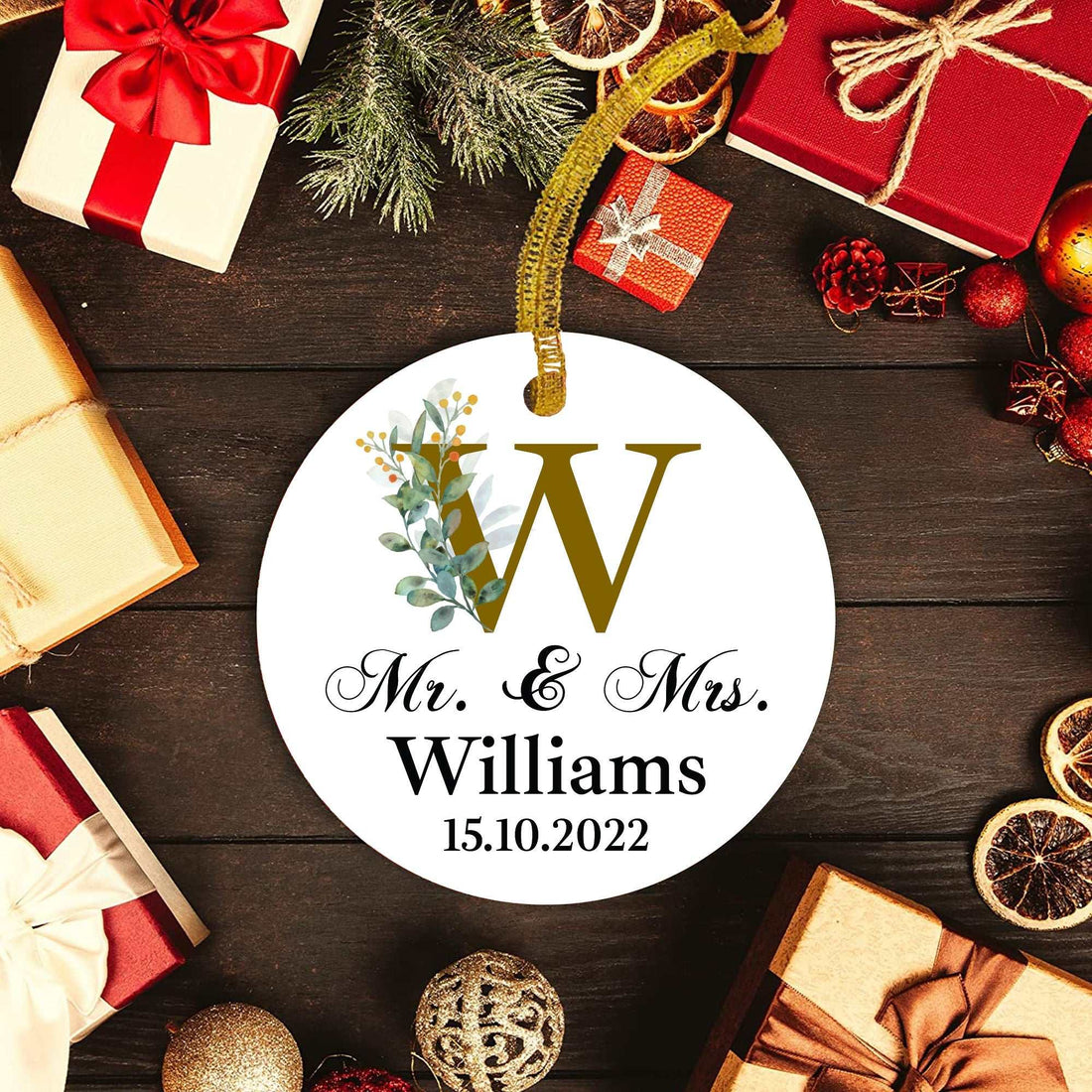 Adorno de aniversario para Mr. & Mrs. | Regalo personalizado para la primera Navidad de casados con nombres y fecha – Recuerdo de cerámica personalizado
