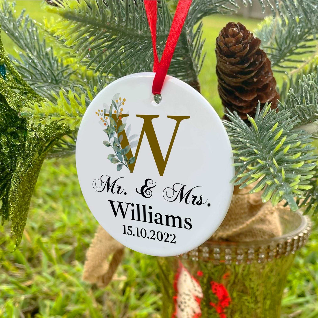 Adorno de aniversario para Mr. & Mrs. | Regalo personalizado para la primera Navidad de casados con nombres y fecha – Recuerdo de cerámica personalizado