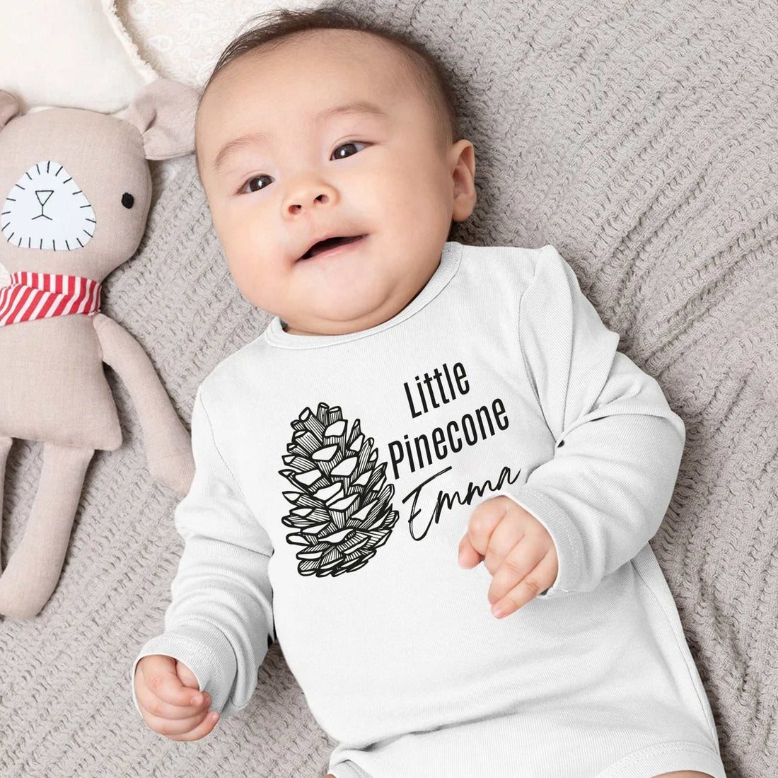 Body de bebé Little Pinecone personalizado, Body de bebé para anunciar el embarazo, Body de bebé con nombre, Camiseta personalizada para bebé niña