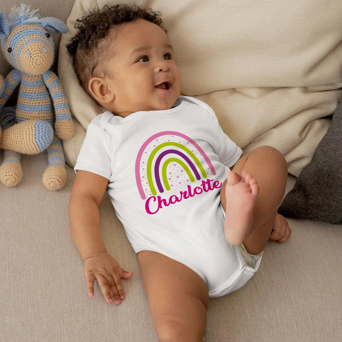 Body de bebé personalizado arcoíris (Rainbow Custom Baby Onesie®) - Body de bebé para anuncio de embarazo (Pregnancy Announcement Baby Onesie®), Body de bebé con nombre (Baby Name Onesie®), Camiseta personalizada para niña (Personalized Baby Girl Shirt)