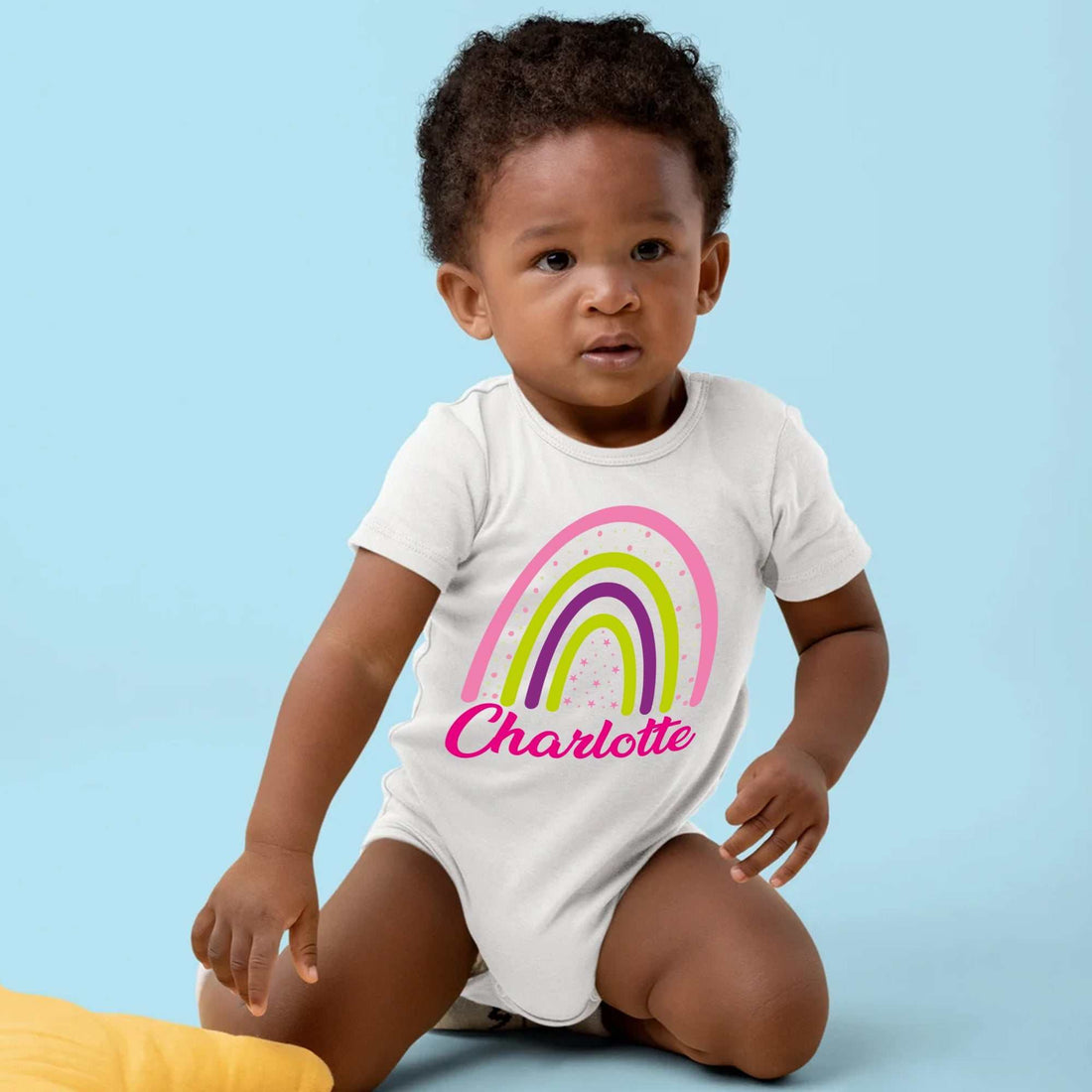 Body de bebé personalizado arcoíris (Rainbow Custom Baby Onesie®) - Body de bebé para anuncio de embarazo (Pregnancy Announcement Baby Onesie®), Body de bebé con nombre (Baby Name Onesie®), Camiseta personalizada para niña (Personalized Baby Girl Shirt)