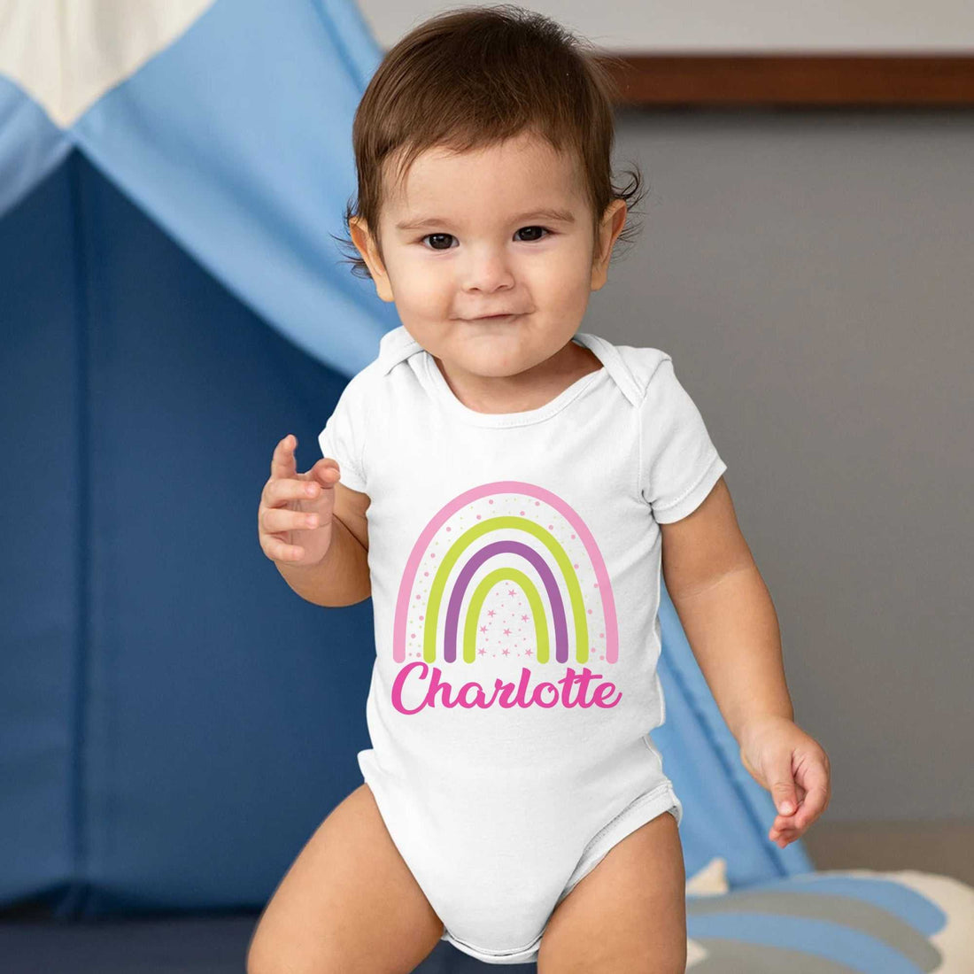 Body de bebé personalizado arcoíris (Rainbow Custom Baby Onesie®) - Body de bebé para anuncio de embarazo (Pregnancy Announcement Baby Onesie®), Body de bebé con nombre (Baby Name Onesie®), Camiseta personalizada para niña (Personalized Baby Girl Shirt)