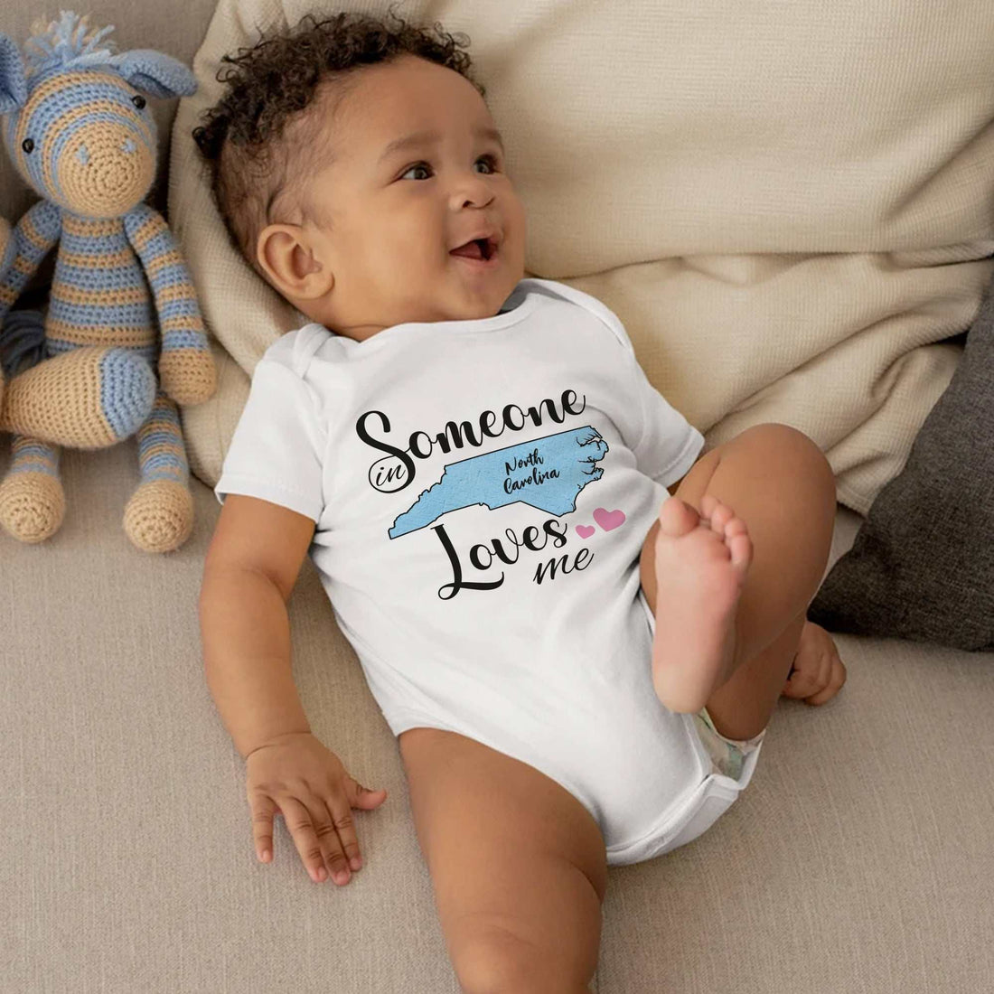 Alguien me ama con un mapa personalizado, Body divertido para bebé®, Body para bebé con anuncio de embarazo®, Body para bebé con nombre®