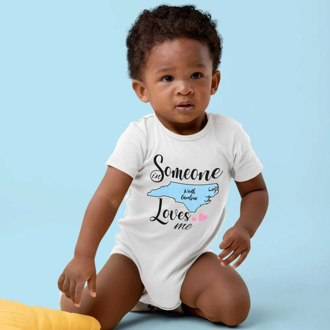 Alguien me ama con un mapa personalizado, Body divertido para bebé®, Body para bebé con anuncio de embarazo®, Body para bebé con nombre®
