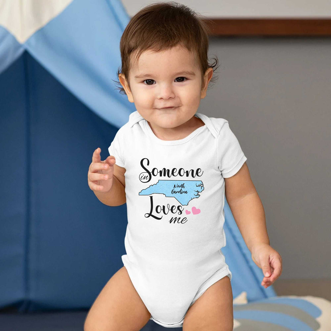 Alguien me ama con un mapa personalizado, Body divertido para bebé®, Body para bebé con anuncio de embarazo®, Body para bebé con nombre®