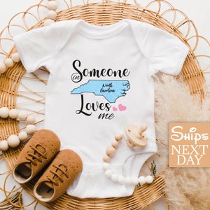 Someone loves me with personalized map, Funny Baby Onesie®, Pregnancy Announcement Baby Onesie®, Baby Name Onesie®